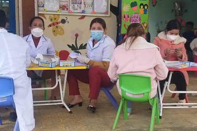 Trường mầm non số 2 Hương Trà phối hợp với trạm y tế xã Hương Trà khám sức khỏe định kì cho các cháu năm học 2021 -2022